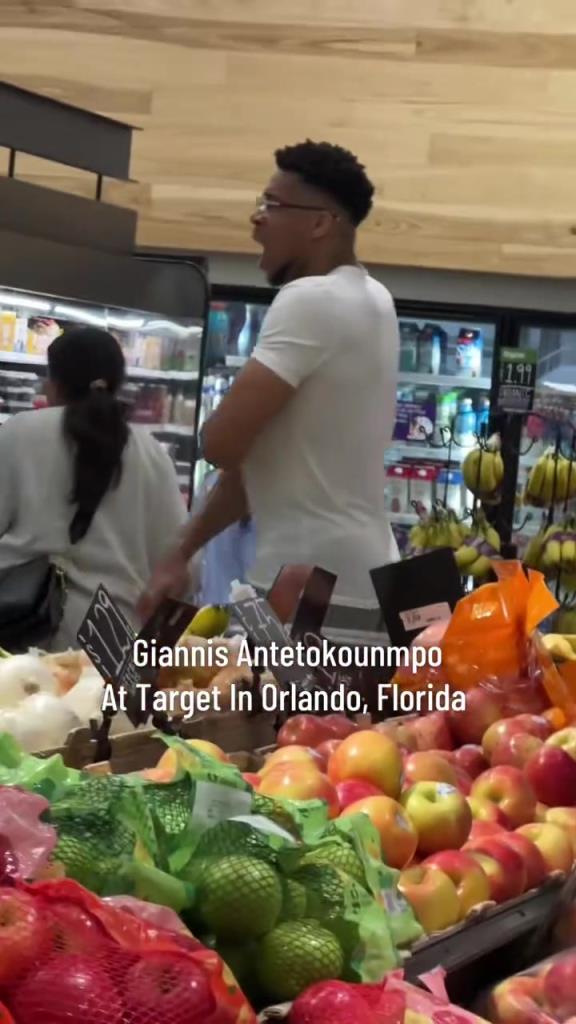 好男人?。∽帜父缭趭W蘭多度假 陪妻子一起逛超市