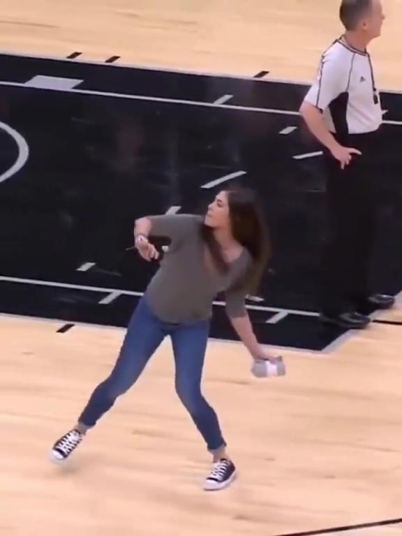 不愧是美國女籃主力，普拉姆的力量太嚇人了