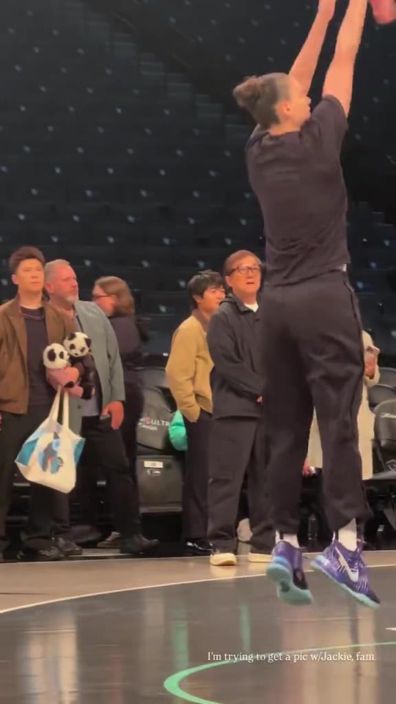 71歲成龍現(xiàn)身巴克萊中心看女籃比賽：她們投籃怎么那么準(zhǔn)?。?！