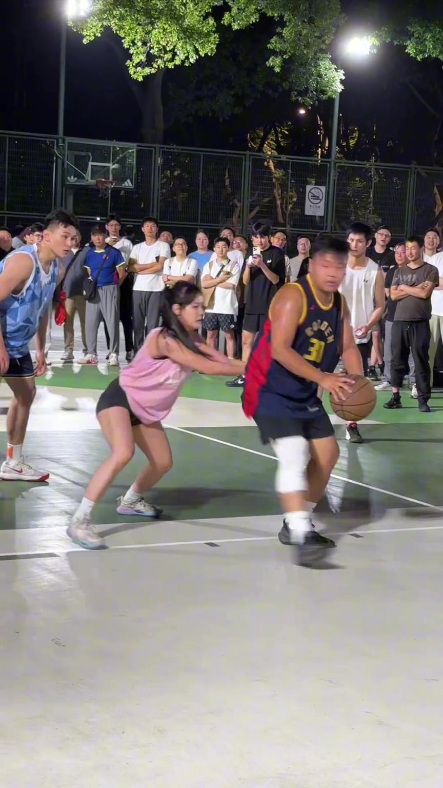 這哥們看見防自己的是女生，一個勁背打，球也不傳了